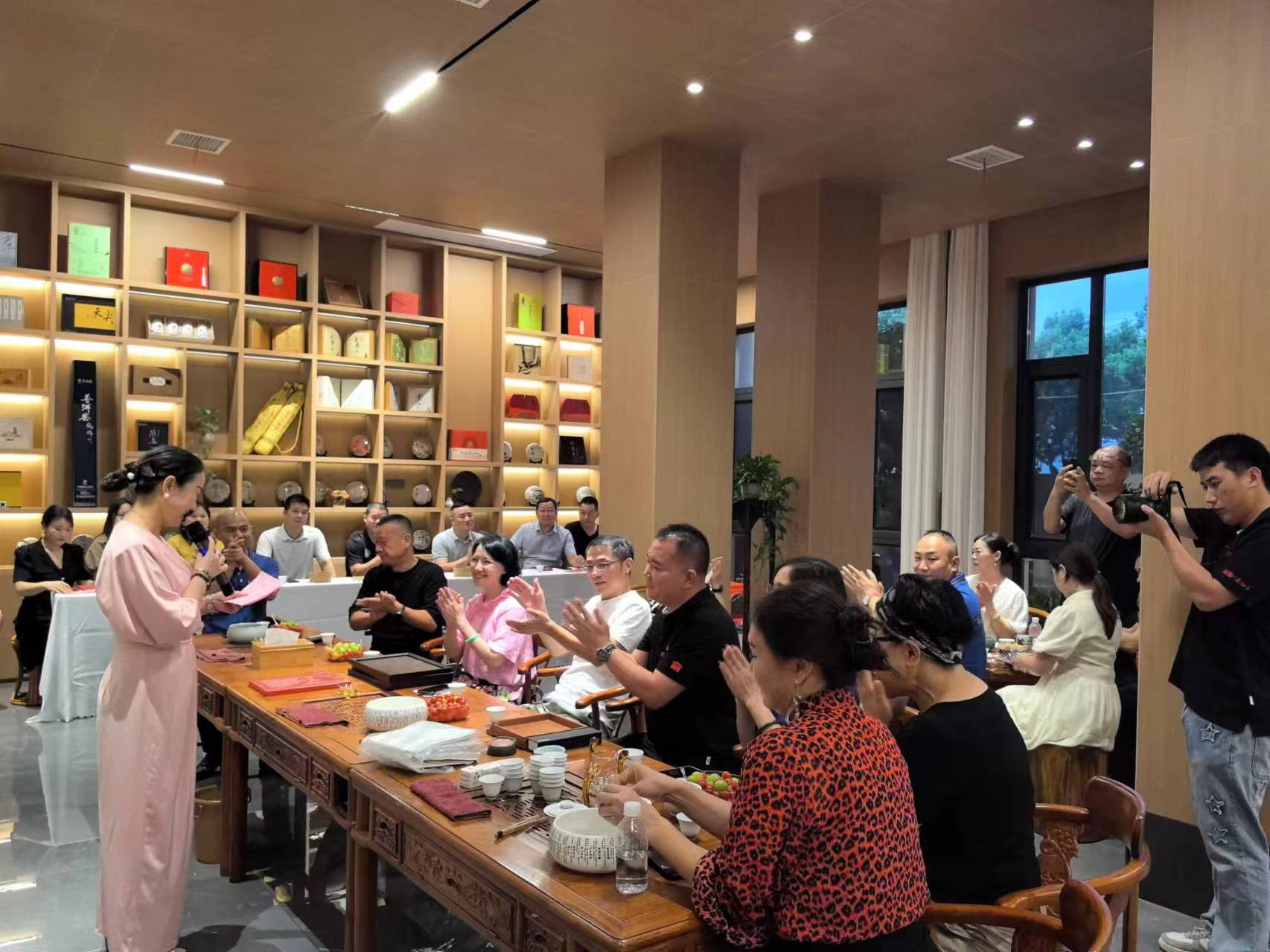 03老班章茶業(yè)創(chuàng)始人鄭展鵬就任仙桃茶葉協(xié)會顧問儀式，暨老班章年份茶品鑒會