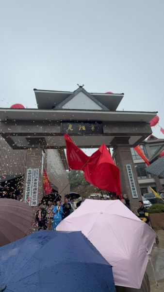 4月13日，勐海老班章茶業有限公司舉行&ldquo;老班章&rdquo;牌匾揭牌儀式，西雙版納州茶業協會秘書長林洪明，勐海縣茶業協會會長周海林，黑龍江省茶業協會常務副會長李嘯，仙桃市茶葉協會會長張中之，景洪融媒體中心主持人凌穎等嘉賓參加了&ldquo;老班章&rdquo;牌匾揭牌儀式。