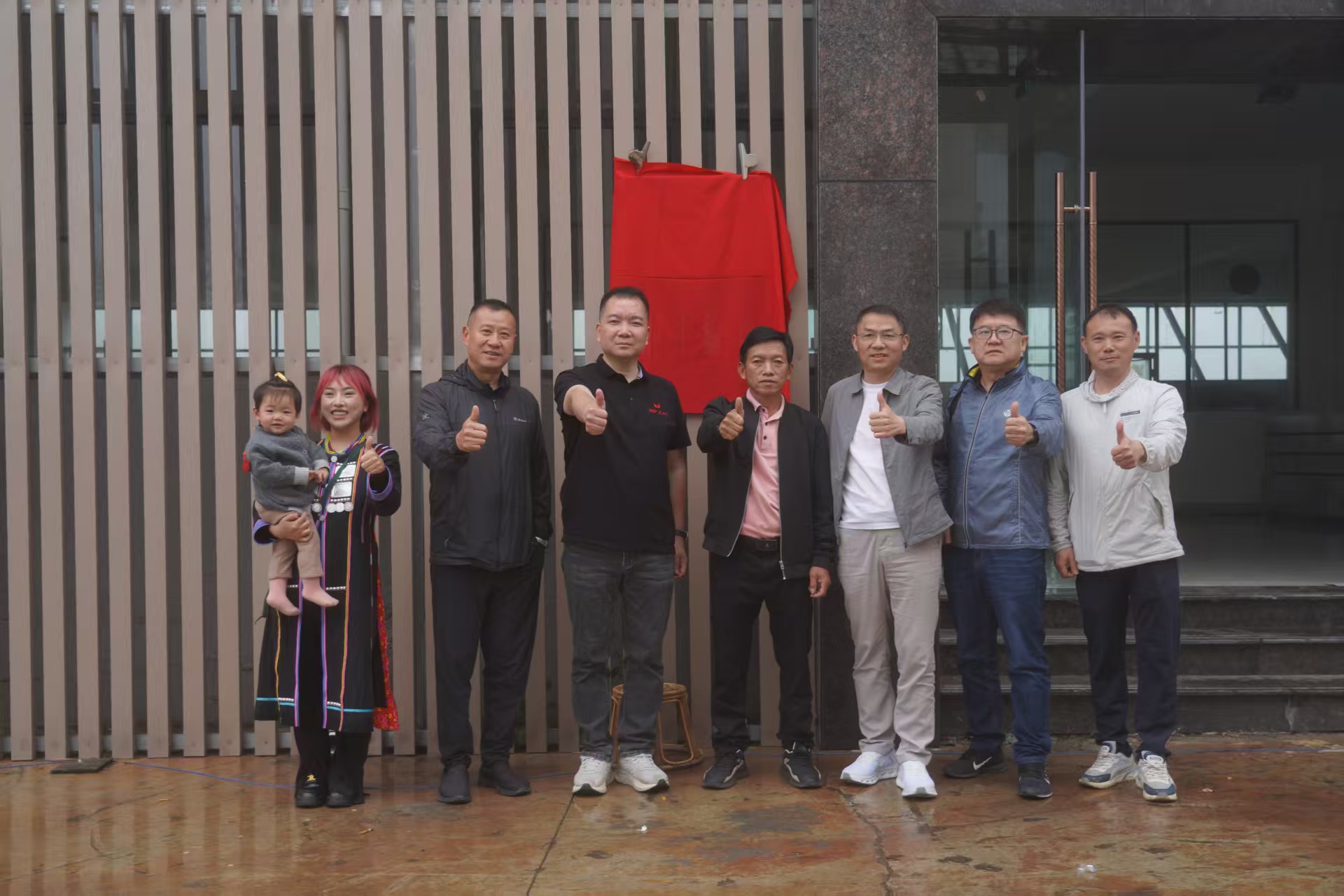 4月13日，勐海老班章茶業有限公司與仙桃市茶葉協會舉行&ldquo;仙桃市茶葉協會老班章研學基地&rdquo;牌匾揭牌儀式。勐海老班章茶業有限公司董事長鄭展鵬，勐海縣布朗山老班章三爬茶業有限責任公司董事長、老班章茶農協會創會會長三爬，仙桃市茶葉協會會長張中之，為&ldquo;仙桃市茶葉協會老班章研學基地&rdquo;牌匾揭牌。